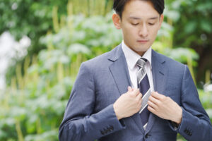 スーツの襟を整える男性